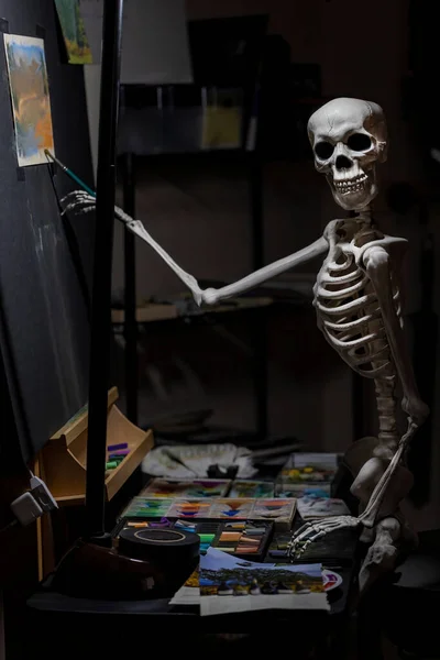 Skeleton Umělec Malování Plátně Štětcem Halloween Dovolená — Stock fotografie