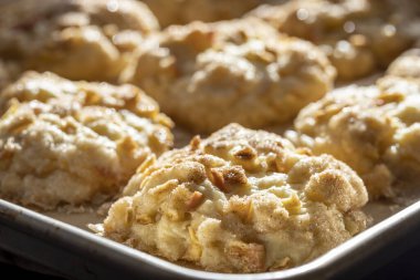 Fırın ve ev yapımı elmalı çörekler. Güneş ışığı tezgahında serinliyor.