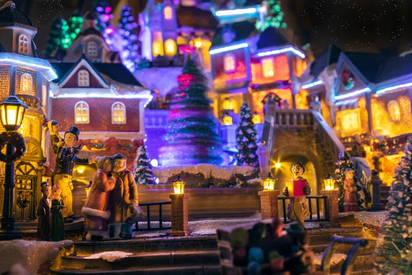 Villaggio Natale Miniatura Con Persone Case Alberi Allestiti Festività Natalizie — Foto Stock