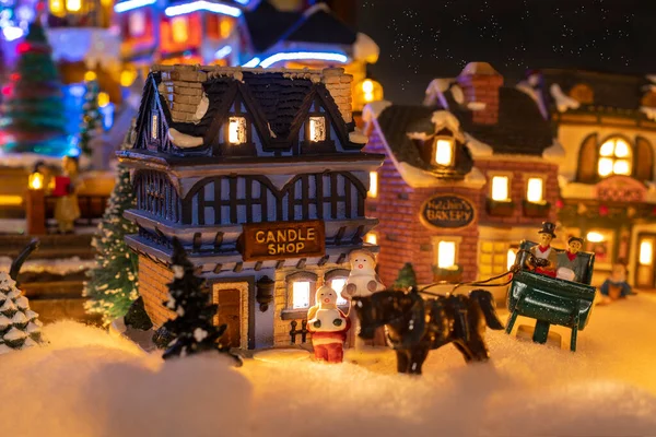 Tatil sezonu için kurulmuş insanlar, evler ve ağaçlarla kurulmuş minyatür Noel köyü.