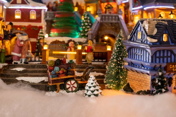 Tatil sezonu için kurulmuş insanlar, evler ve ağaçlarla kurulmuş minyatür Noel köyü.