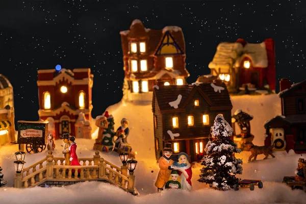 Tatil Sezonu Için Kurulmuş Insanlar Evler Ağaçlarla Kurulmuş Minyatür Noel Stok Resim