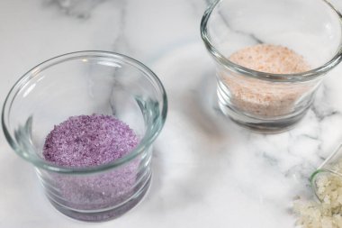 Çeşitli kırmızı, pembe Himalaya, mor, siyah ve deniz tuzu içeren mermer tezgah arka planı