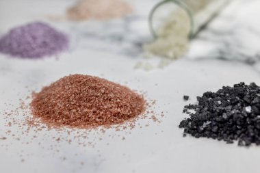 Çeşitli kırmızı, pembe Himalaya, mor, siyah ve deniz tuzu içeren mermer tezgah arka planı