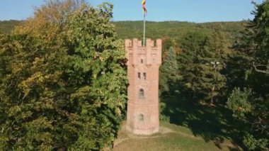 Parktaki küçük tuğladan gözcü kulesi.