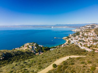 Güller Şehri ve mavi deniz Katalonya