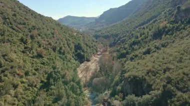 Vadinin güzel ormanları Taş yol ve suyla