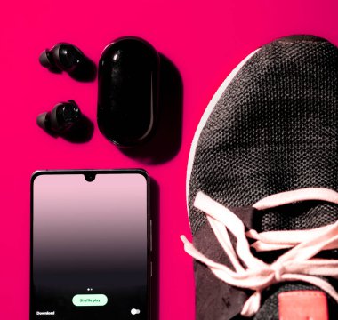 Çalışan ayakkabı ve telefon kulaklıkları.