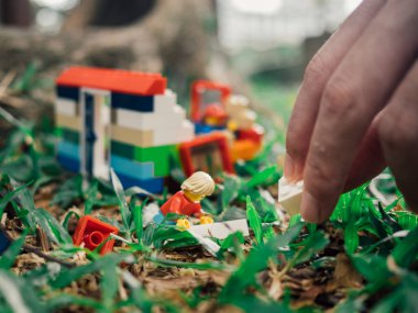 El yapımı lego tuğlalı ev çimlerin üzerinde