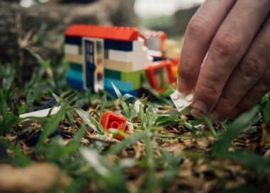 El yapımı lego tuğlalı ev çimlerin üzerinde