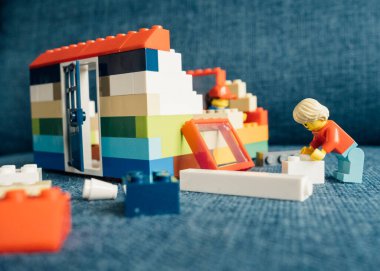 Mavi kumaştan el yapımı lego tuğlalı ev