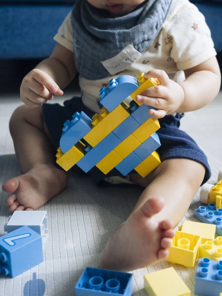 Babylek med blå og gule lego-murstein – stockfoto