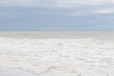 Bulutlu gökyüzü Adler 'in Karadeniz' i üzerinde