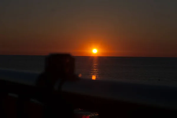 Pôr do sol em Adler vista para o mar a partir da varanda — Fotografia de Stock