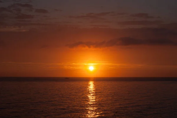 Pôr do sol no mar em Adler em tons amarelos e castanhos — Fotografia de Stock