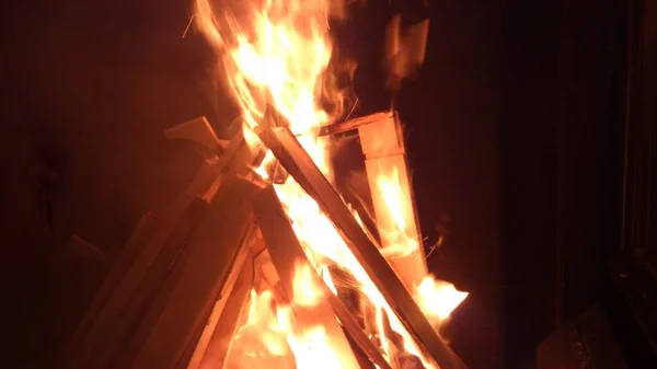 暖炉の近くの火で薪を燃やす写真 — ストック写真