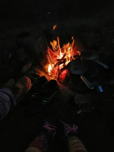 Foto Von Lagerfeuer Auf Bergen Der Nacht — Stockfoto