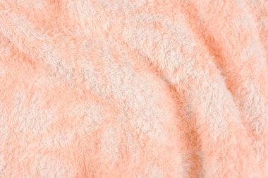 Beyaz ve pembe havluları sarın.