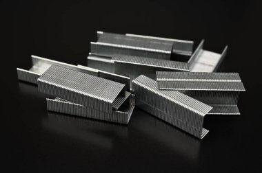 Metal zımbalar ikiye bölünmüş.
