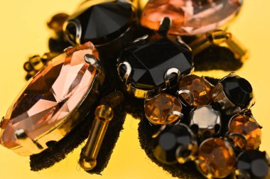 Arı şekilli süsler giysilere takılabilir.