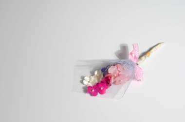 Bir sürü küçük yapay çiçeği bir araya topladım.