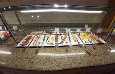 Kahvaltı, öğle yemeği, akşam yemeği büfe masaları şeklinde servis edilir. Iberotel Costra Mares, Marsa Alam, Mısır. 