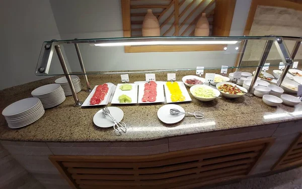 Kahvaltı, öğle yemeği, akşam yemeği büfe masaları şeklinde servis edilir. Iberotel Costra Mares, Marsa Alam, Mısır. 