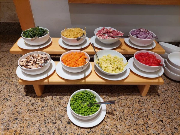 Kahvaltı, öğle yemeği, akşam yemeği büfe masaları şeklinde servis edilir. Iberotel Costra Mares, Marsa Alam, Mısır. 