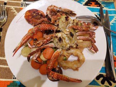 Izgara yengeç, kızarmış kalamar, ızgara sebzeli karides..