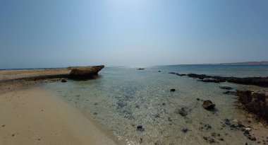 Marsa Alam, Mısır 'da güzel bir körfez. Kumsal ve kristal berrak deniz. Kumsalda yürürken.