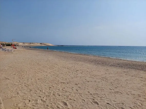 Marsa Alam, Mısır 'da güzel bir körfez. Kumsal ve kristal berrak deniz. Kumsalda yürürken. 