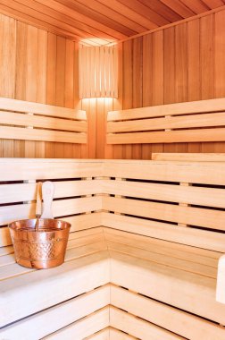 Sauna odası. Ahşap saunanın içi bakır kovayla kaplı. Banyo aksesuarları. Küçük beden Finlandiya saunası. 