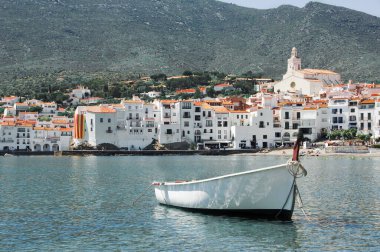 İspanya. Katalonya. Costa Brava 'daki kadavralar. İspanya 'nın ünlü turistik şehri. Deniz manzarası güzelmiş. Şehir manzarası.