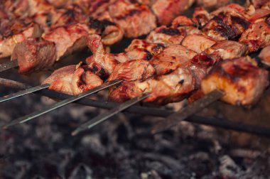 Izgarada kızarmış et parçaları. Ateşte kızartılmış etin iştah açıcı parçaları. Barbekü et arka planı. Üst görünüm.