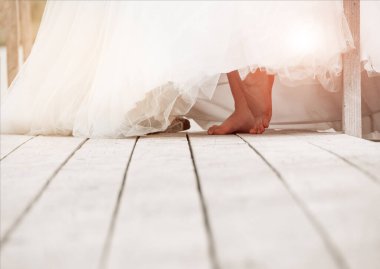 Bir gelin bir ahşap yüzey üzerinde çıplak ayak closeup. Düğün arka plan metin için özgür yer ile.