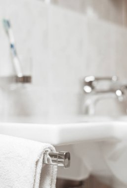 Bulanık banyo, havluya odaklan. Oteldeki ve kaplıca salonundaki banyo. Tuvalet detayları. Lavabo, diş macunu, musluk suyu.. 