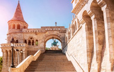 Budapeşte, Macaristan. Budapeşte 'deki Balıkçı Kalesi manzarası. Macaristan 'ın başkentinde güzel bir sabah manzarası. Resim çapraz işlenerek filtrelendi.