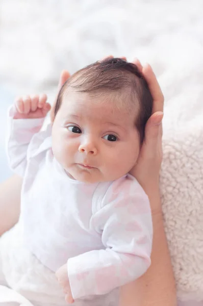 Gentilmente Mãe Mãos Segurando Bebê Plump Bonito Recém Nascido Olha — Fotografia de Stock