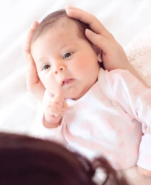Nazikçe Anne Eller Bebeği Tutuyor Dolgun Güzel Yeni Doğmuş Bebek — Stok fotoğraf