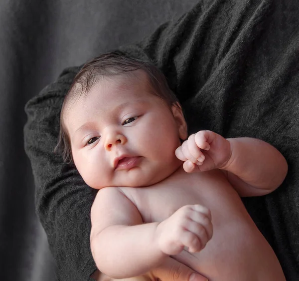 Siyah Arka Planda Yeni Doğmuş Bir Bebek Bebek Annenin Elinde — Stok fotoğraf