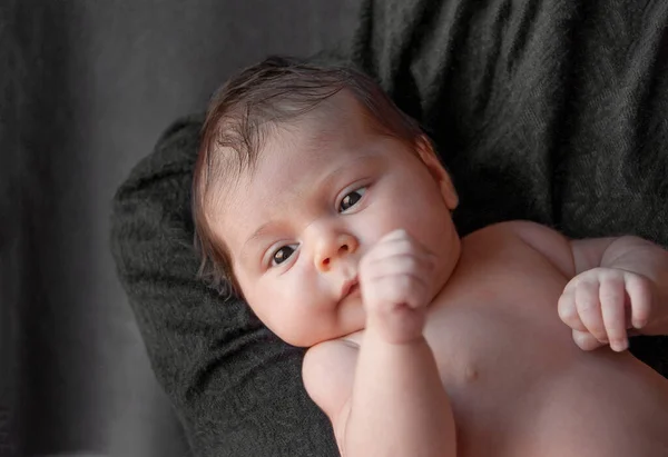 Bebê Recém Nascido Fundo Preto Bebê Descansando Mão Mãe Conceito — Fotografia de Stock