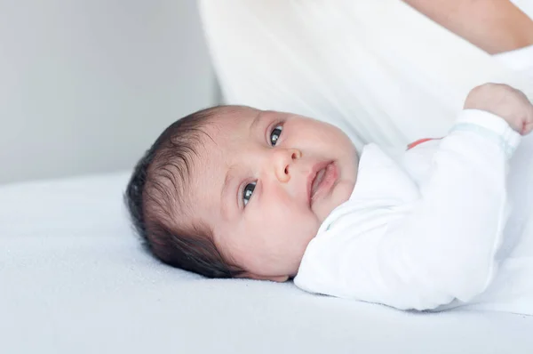 Bebê Recém Nascido Mente Olhando Redor — Fotografia de Stock