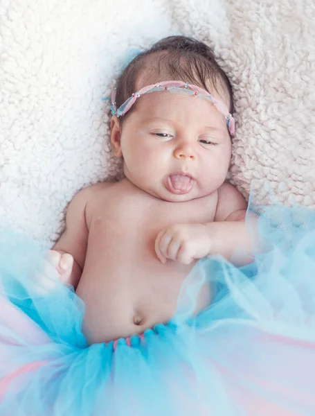 Retrato Uma Menina Recém Nascida Com Uma Saia Rosa Azul — Fotografia de Stock