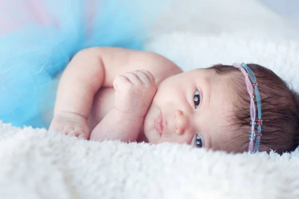 Neugeborenes Mädchen Porträt Eines Neugeborenen Mädchens Mit Einem Flauschigen Rock — Stockfoto