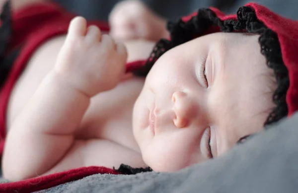 Recém Nascido Bebê Closeup Boné Vermelho Retrato Perto Lindo Bebê — Fotografia de Stock