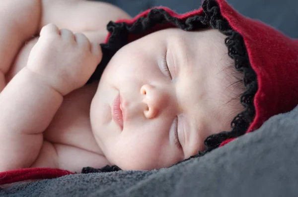 Yeni Doğmuş Bebek Kırmızı Bir Şapkayla Yaklaşıyor Güzel Uyuyan Bir — Stok fotoğraf