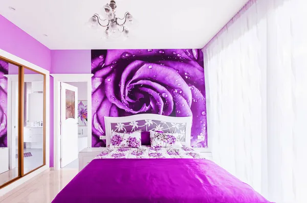 Interior Quarto Acolhedor Tons Violeta Brilhante Grande Guarda Roupa Espelhado — Fotografia de Stock