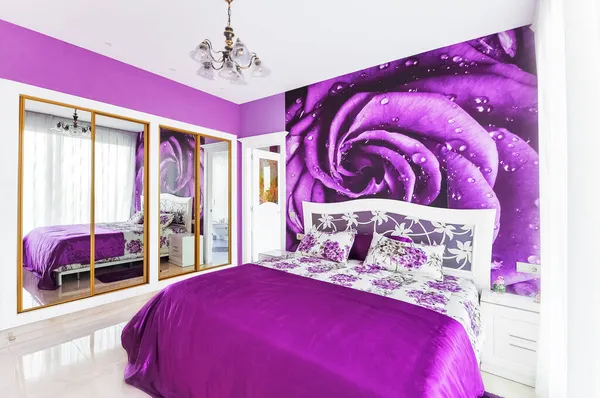 Interior Quarto Acolhedor Tons Violeta Brilhante Grande Guarda Roupa Espelhado — Fotografia de Stock