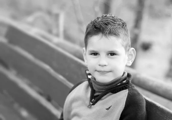 Zwart Wit Portret Van Een Mooie Jongen Schattig Jongetje Lacht — Stockfoto