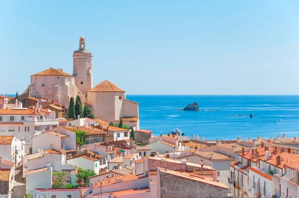 İspanya. Katalonya. Costa Brava 'daki kadavralar. İspanya 'nın ünlü turistik şehri. Deniz manzarası güzelmiş. Şehir manzarası.